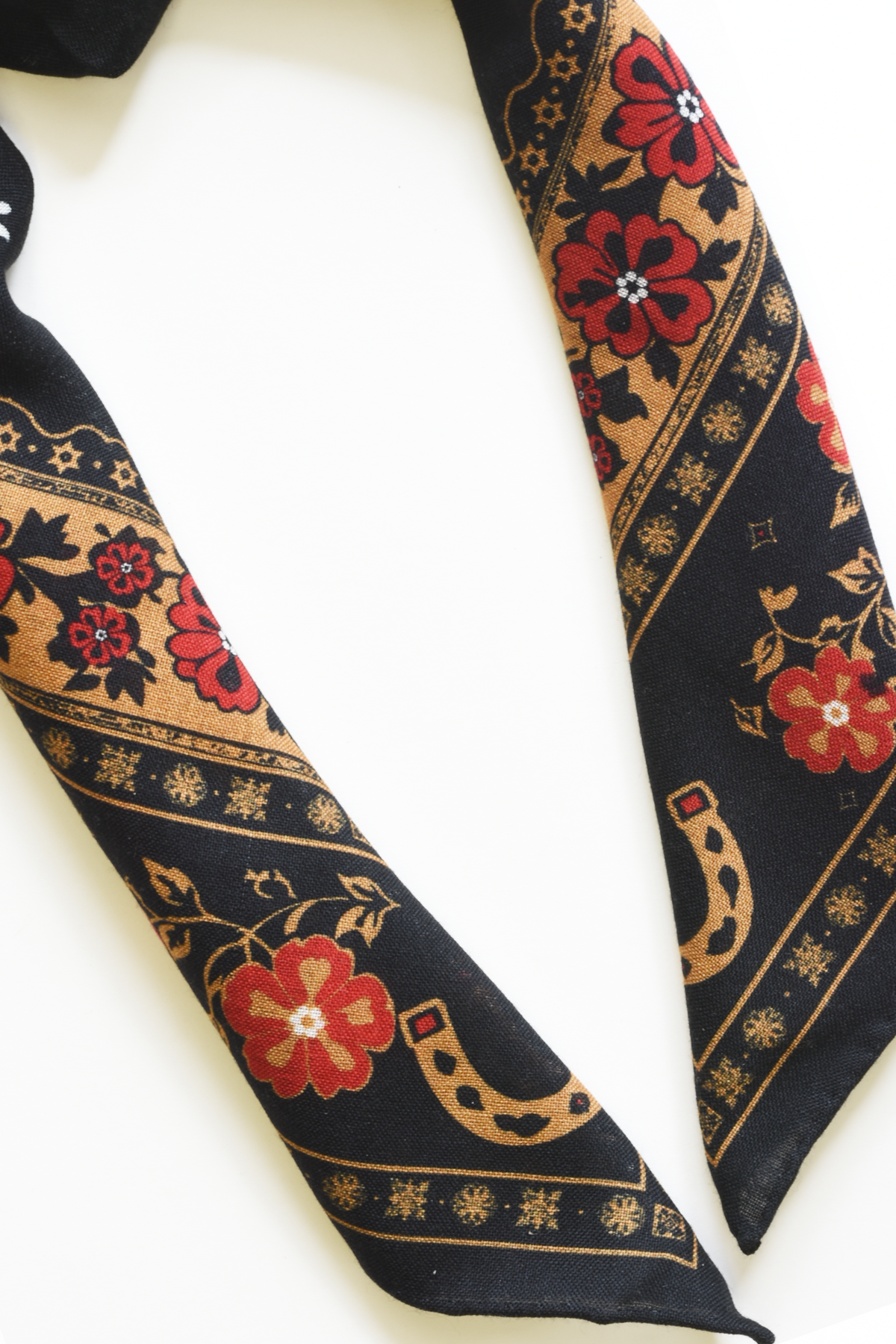 Western Floral Horseshoe 100% Wool Bandana: One size
